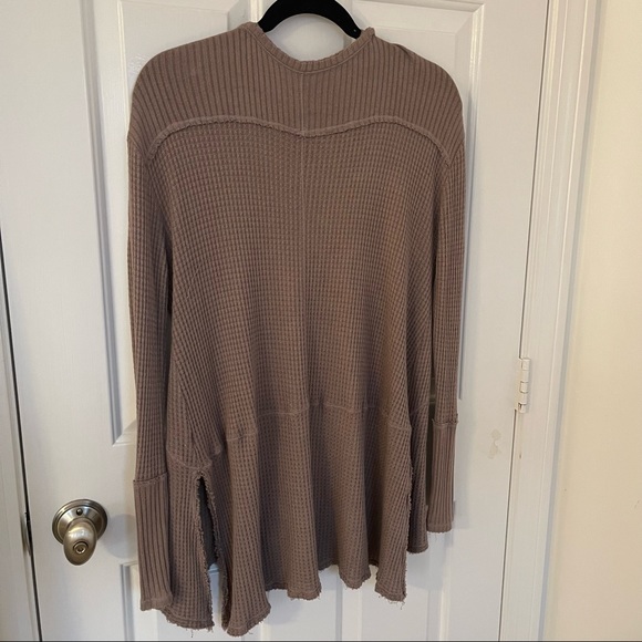 ๐HOST PICK๐ NWOT Free People Taupe Drippy long sleeve waffle print thermal T - Picture 6 of 16